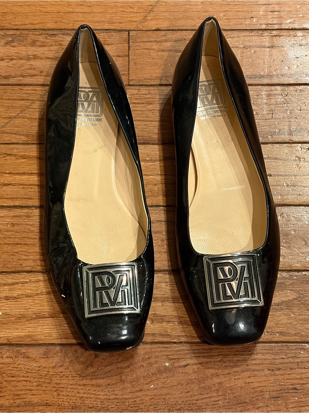 Vero Cuoio Black Patent Leather Logo Plaque Flats